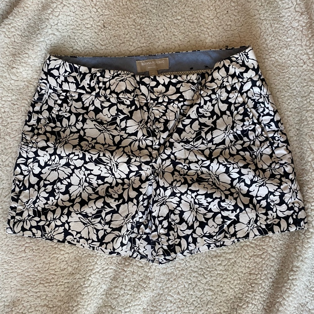Banana Republic Hampton Fit floral shorts